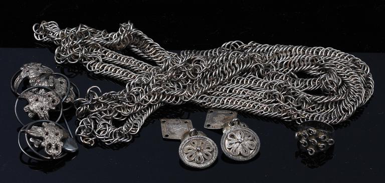 PARTI SMYCKEN, 8 delar, silver, bl a dräktsmycken, 1800-1900-tal. Ca 160 g.