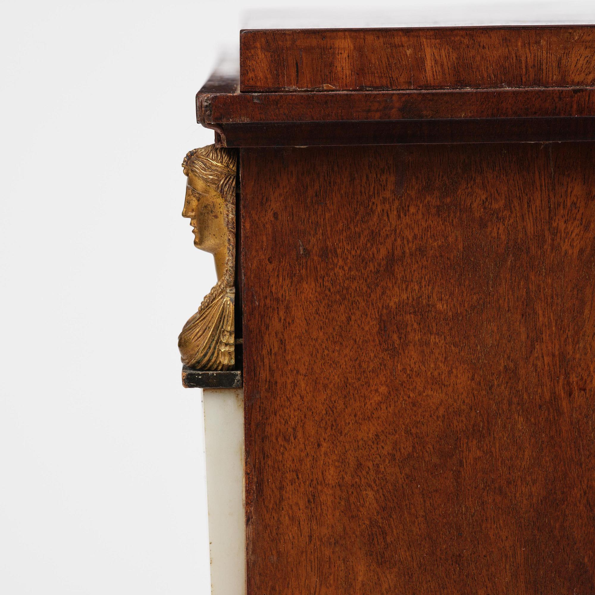 Byrå, tillskriven Johan Fredric Wejssenburg d.ä. (mästare i Stockholm 1795-1837), Sengustaviansk.