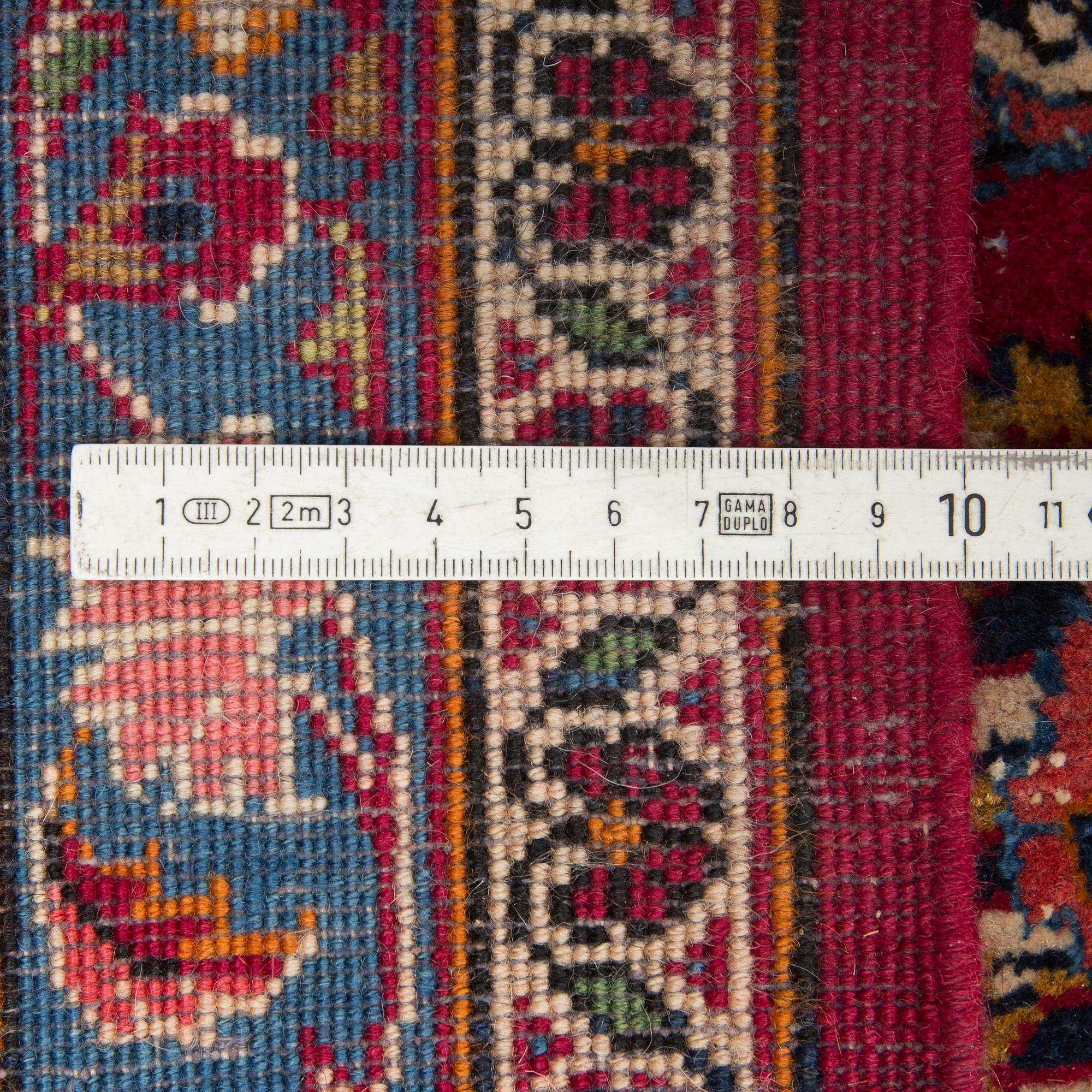 A CARPET, a semi-antique Kashan, ca 372,5 x 257 cm.