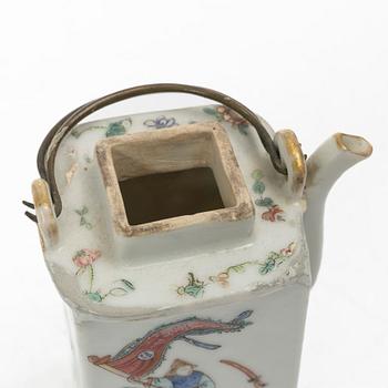 Tesdosa, porslin, Kina, 1700-tal samt tekanna, porslin, Kina, 1800-tal.