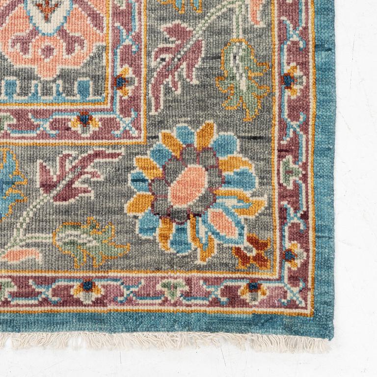 A Heriz design carpet, c. 301 x 240 cm.