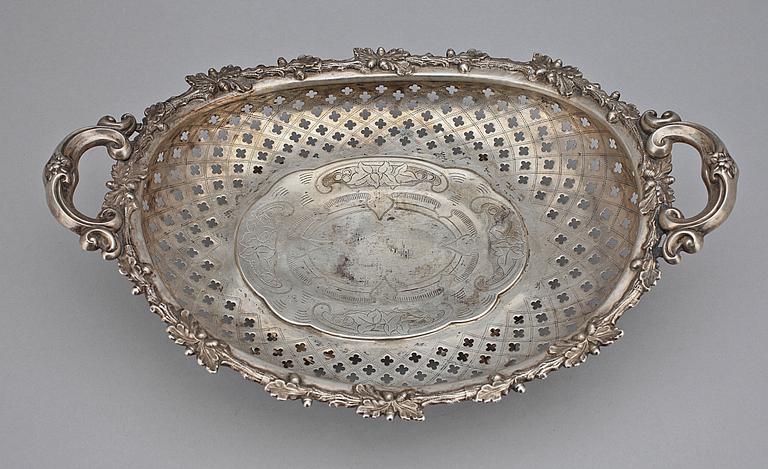 KORG MED HÄNKLAR, silver, 12 Löth, otydl stadsstpl, Tyskland, 1800-talets mitt till andra hälft. Vikt 386,2g.