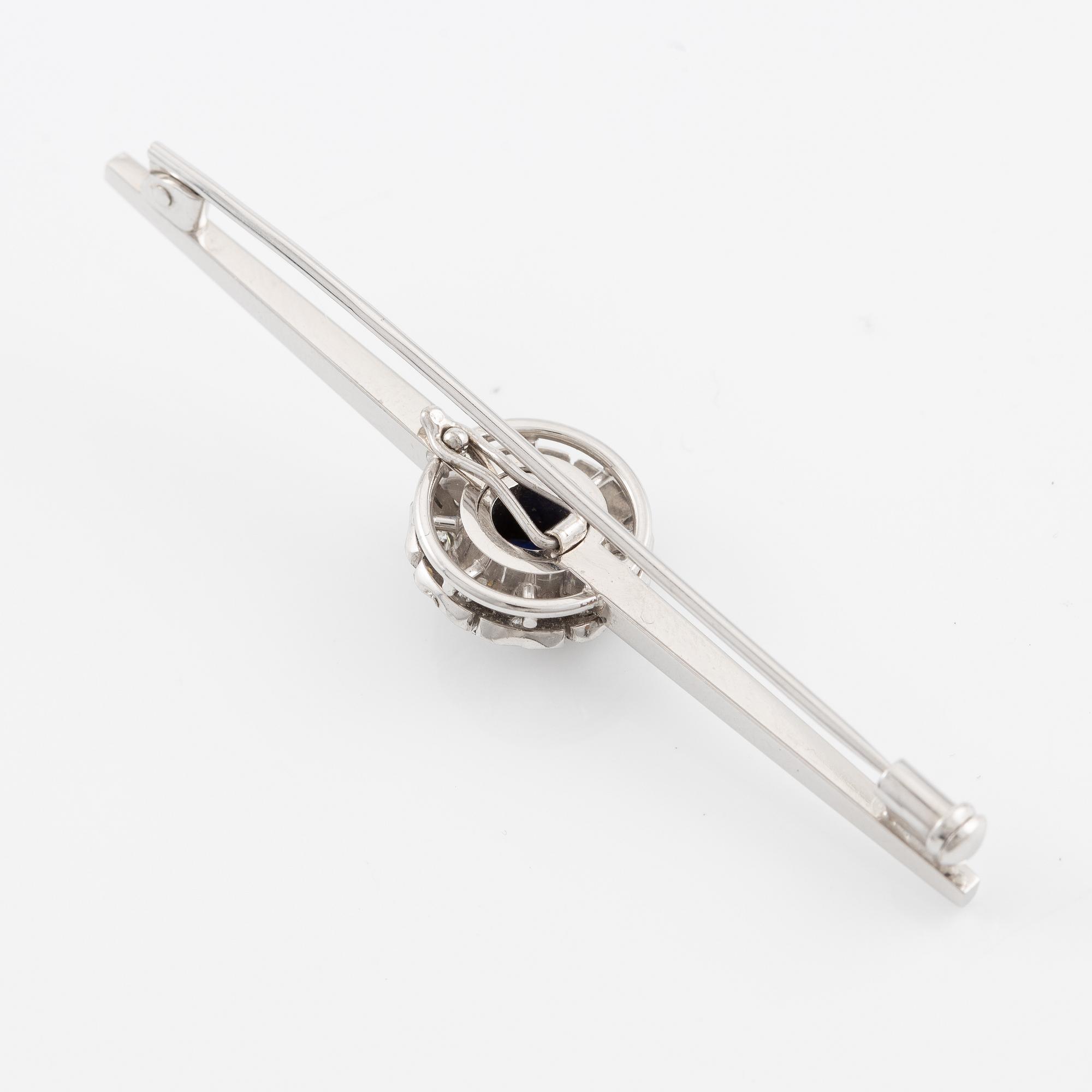 Brooch/pendant, 18K white gold with sapphire and brilliant-cut diamonds.