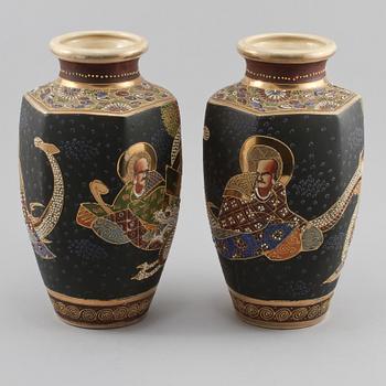 VASER, ett par, porslin, Satsuma, Japan, 1800-/1900-tal.