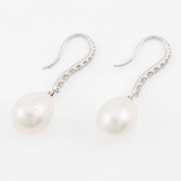 Earrings 18K white gold with cultured drop-shaped pearls and brilliant-cut diamonds.