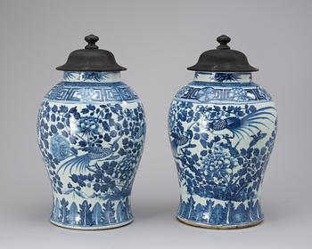 A pair of large blue and white jar. Late Qing dynasty 20th century.