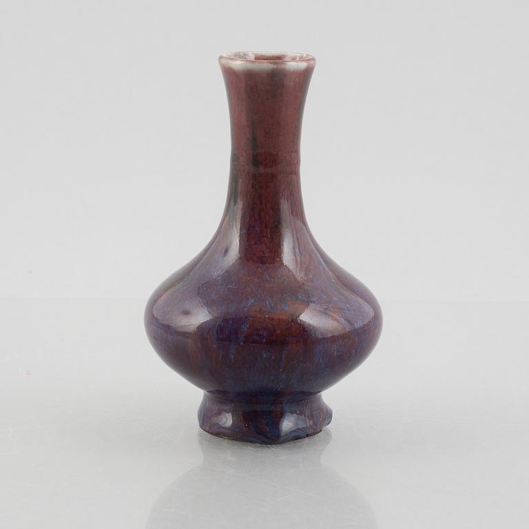 A small Chinese flambé vase, Qing dynasty, late 19th century.