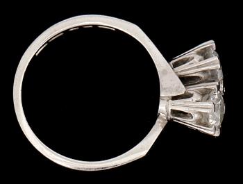RING, sk syskonring, 18k vitguld med gammalslipade diamanter tot ca1,00ct. Vikt 4,8g.