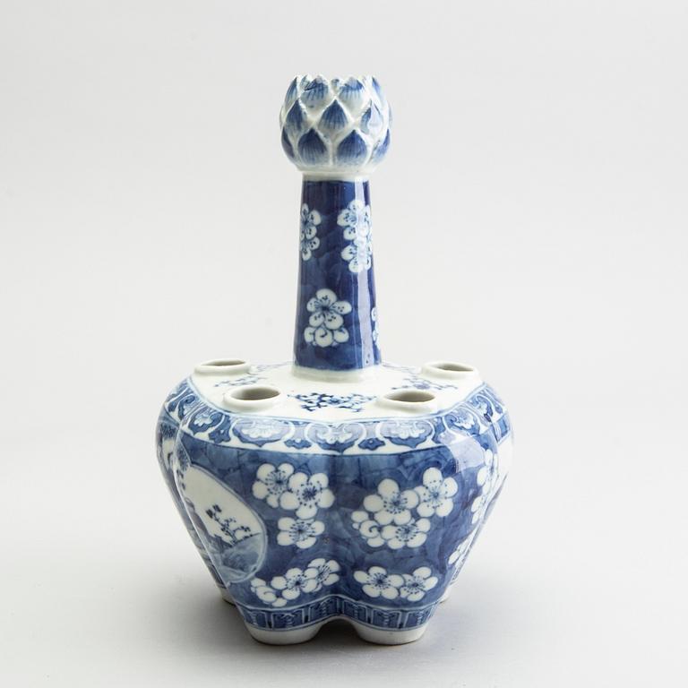 A blue and white tulip vase, Qing dynasty, 19th Century.