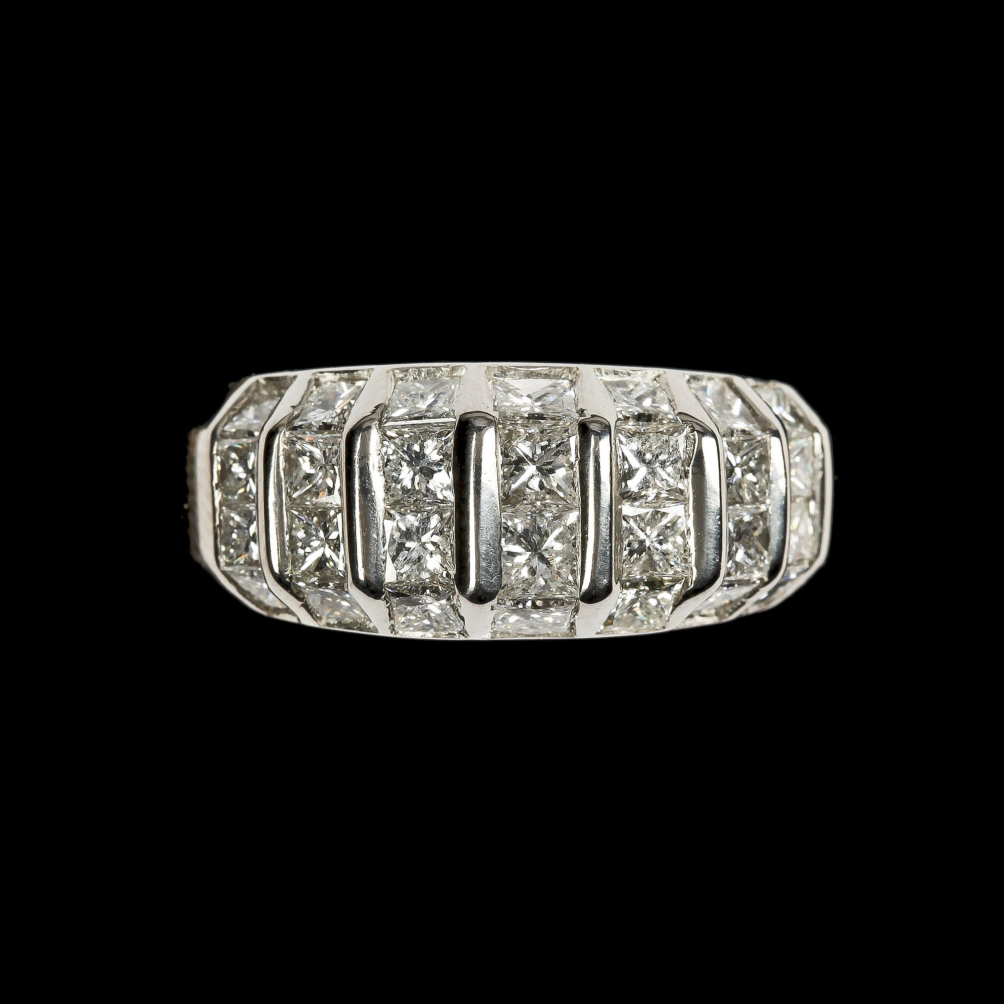RING, princesslipade diamanter, tot. ca 3 ct.
