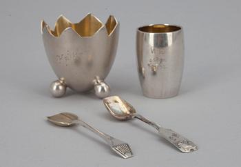 ÄGGKOPP, BÄGARE och SALTSKEDAR, 2 st, silver, finska stämplar, 1925-32. Vikt 46 g.