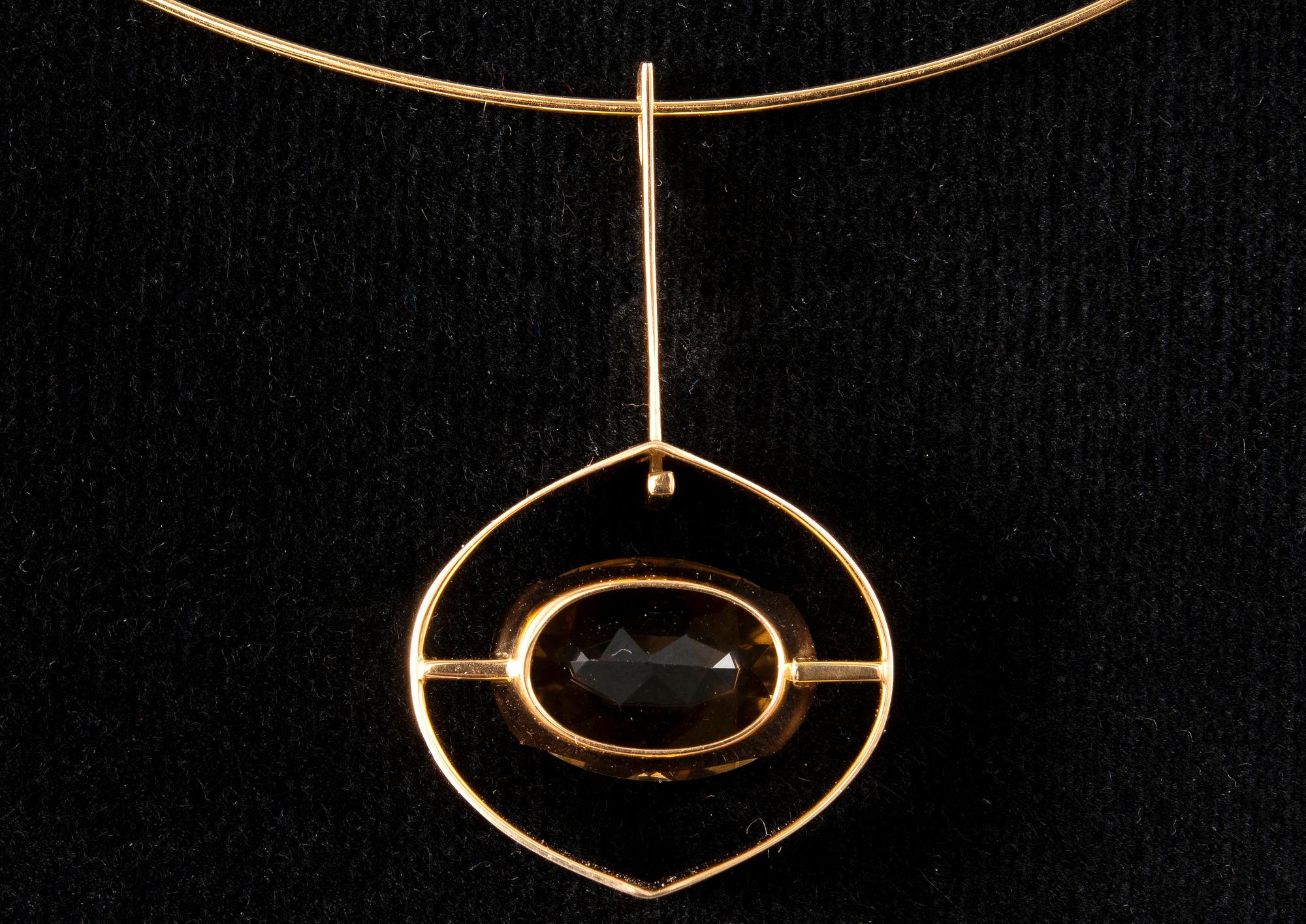 Elis Kauppi, HALSSMYCKE, guld 14K, rökkvarts, Kupittaan Kulta 1961. Vikt tot. 12,9 g.