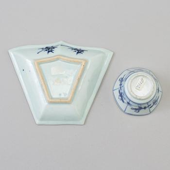 A blue and white cup and dish, Qing dynasty, Kangxi (1662-1722).