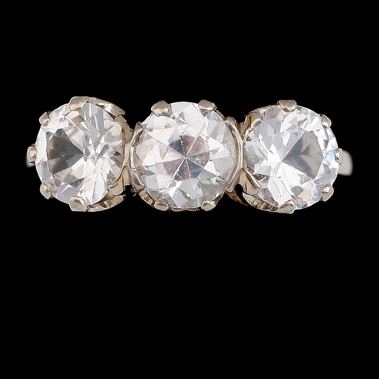 RING, 18 k vitguld, med 3 vita stenar. Total vikt ca 3 g.