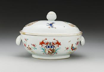 TERRIN med LOCK, vapenporslin. Qing dynastin, Qianlong (1736-95) ca 1746.