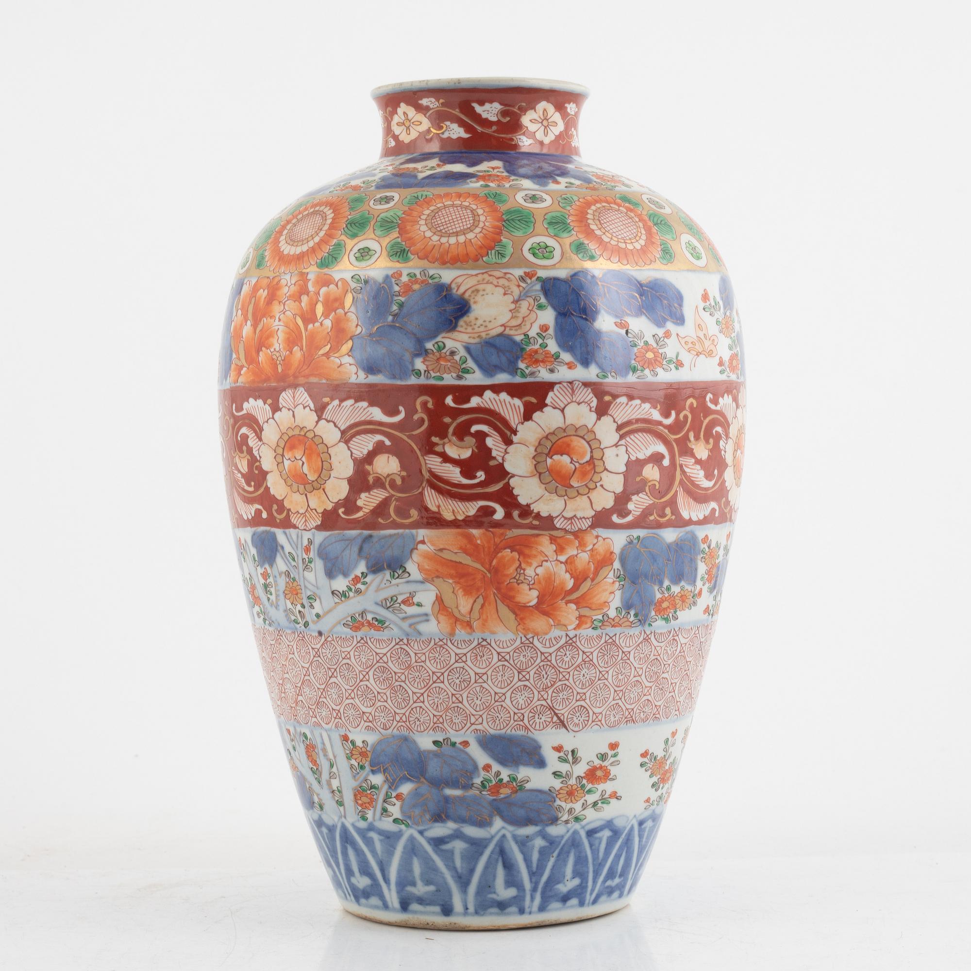 A porcelain vase, Japan, 19th century.