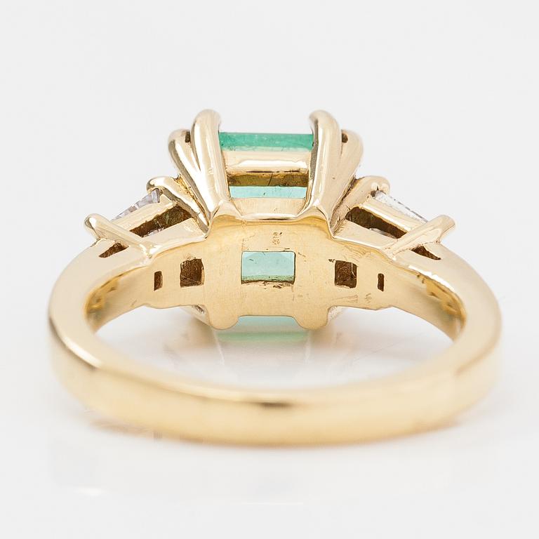 An 18K gold ring with a 2.47 ct emerald and diamonds ca. 0.48 ct in total. With certificate.