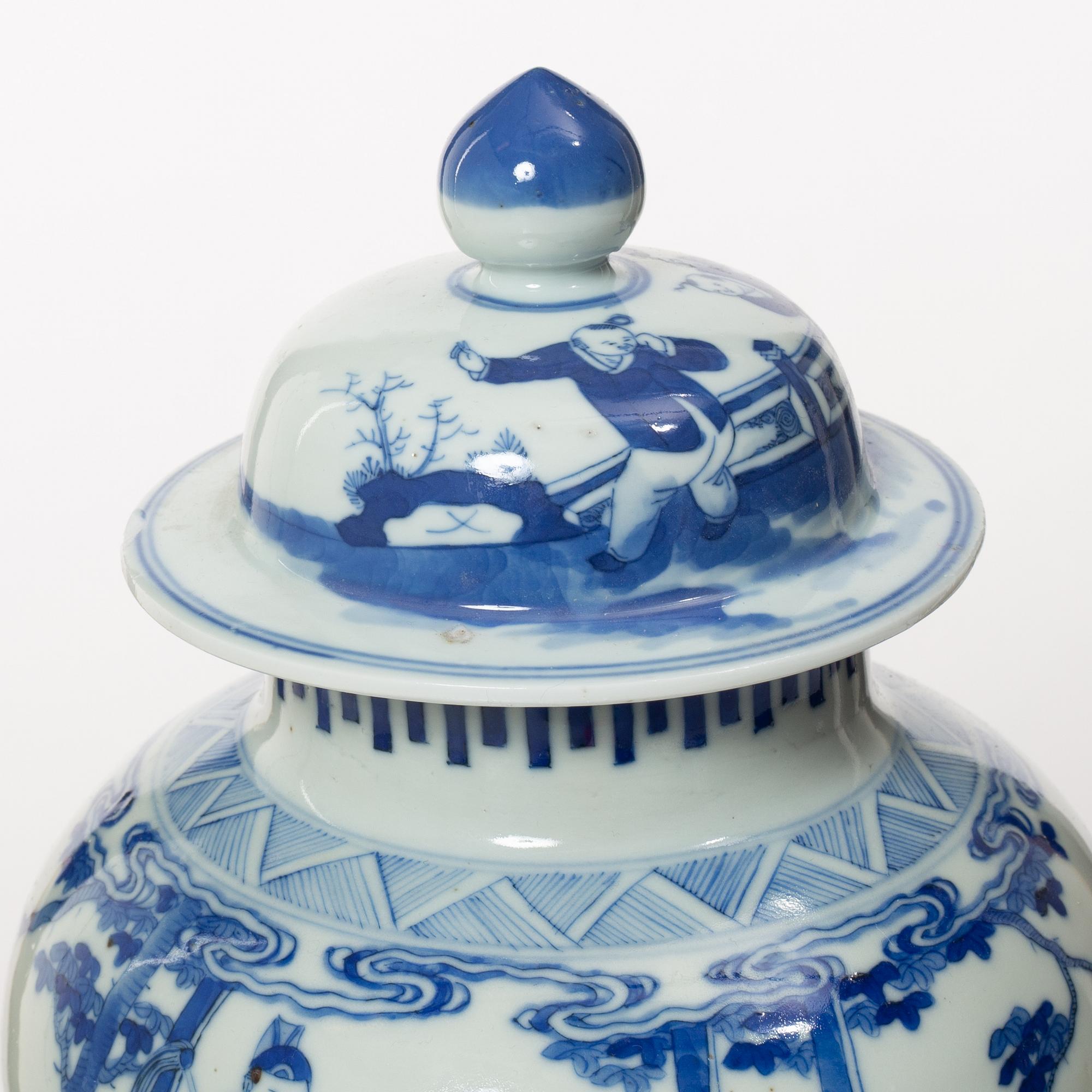 A blue and white jar with cover, late Qing dynsty, circa 1900.