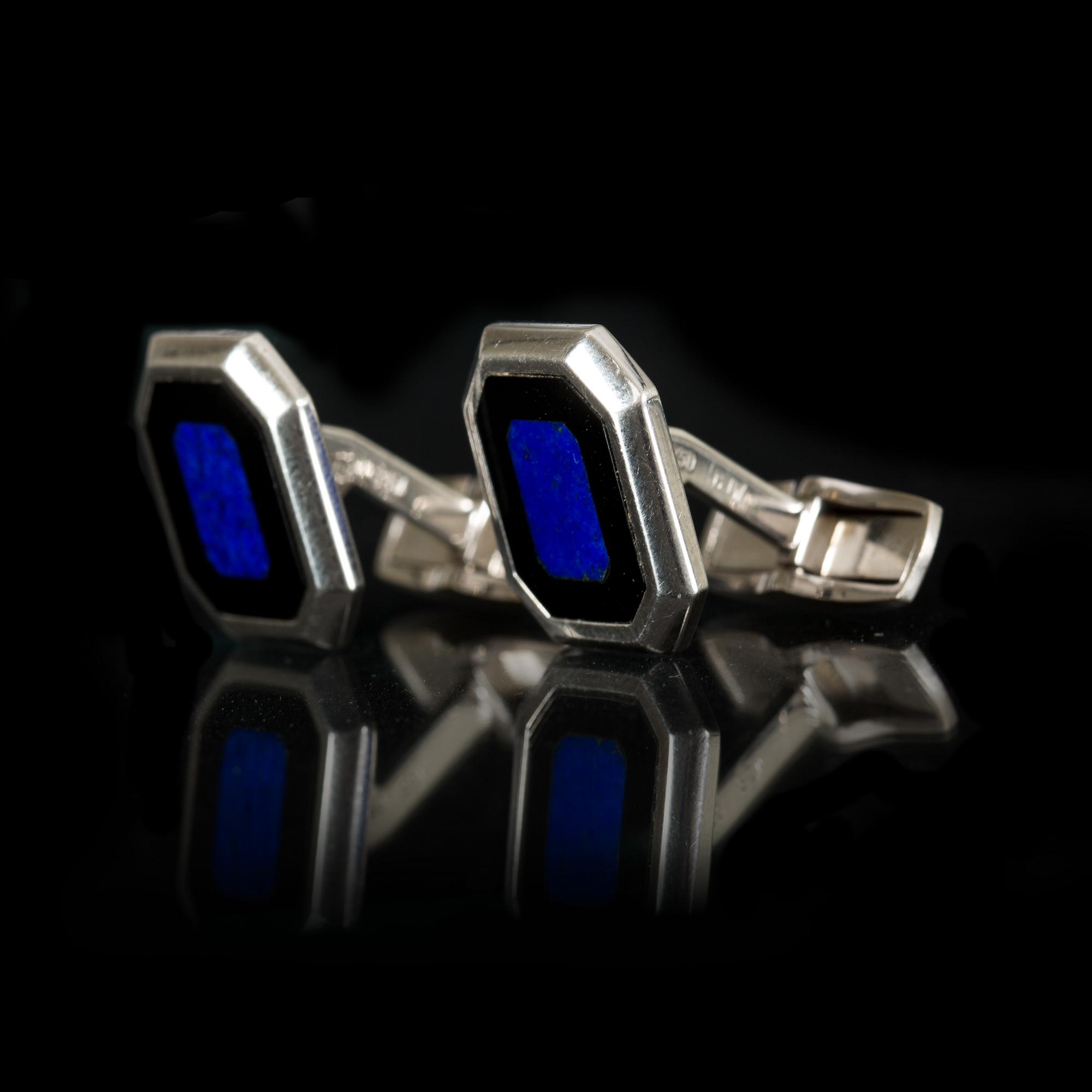 MANSCHETTKNAPPAR, 18k vitguld med Lapis Lazuli och Onyx. Vikt ca 16g.