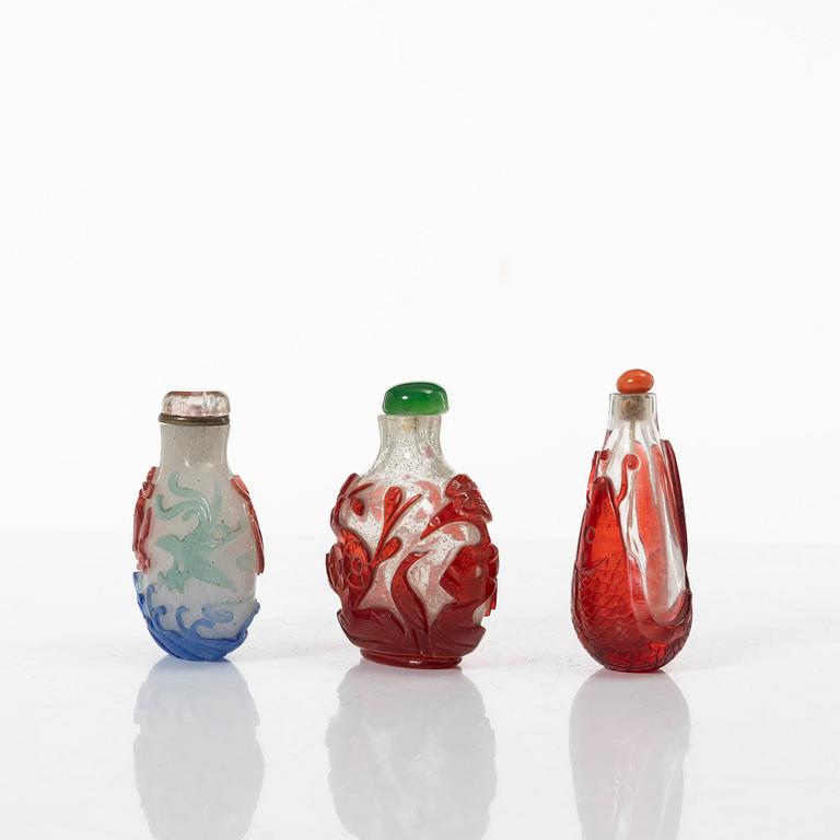 Snusflaskor, tre stycken, pekingglas, sen Qingdynasti /omkring 1900.