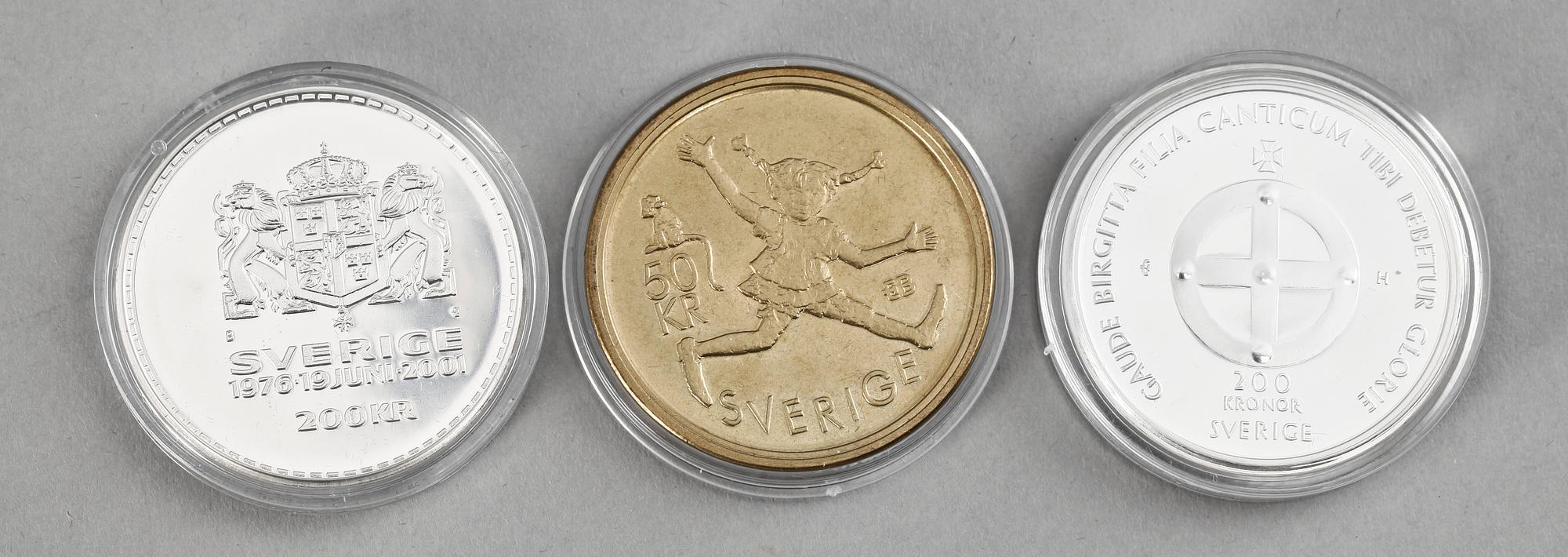 PARTI MINNESMEDALJER ca 40 st OCH 6 MYNTSATSER, mest silver, Sverige sent 1800-tal till 2000-tal. Totalvikt med plastförpackningar exklusive årssatserna ca 1200 gram.