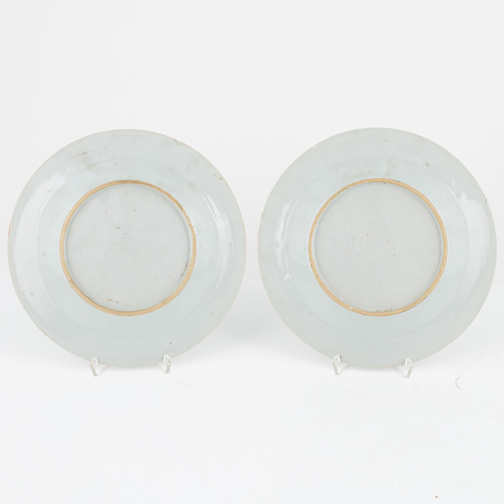 A famille rose punch bowl and two plates, Qing dynasty, Qianlong (1736-95).