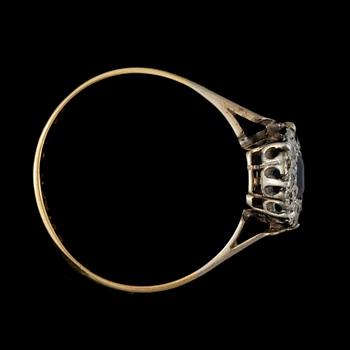 RING, 18k guld med safir och små briljantslipade diamanter. Vikt ca 2 gram.