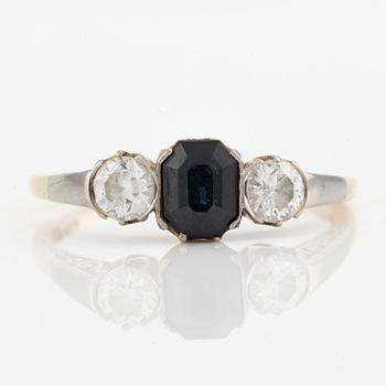 Ring 18K guld med safir och två briljantslipade diamanter.
