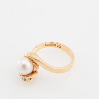 Ring in 18K gold set with round brilliant-cut diamonds and a cultured pearl.