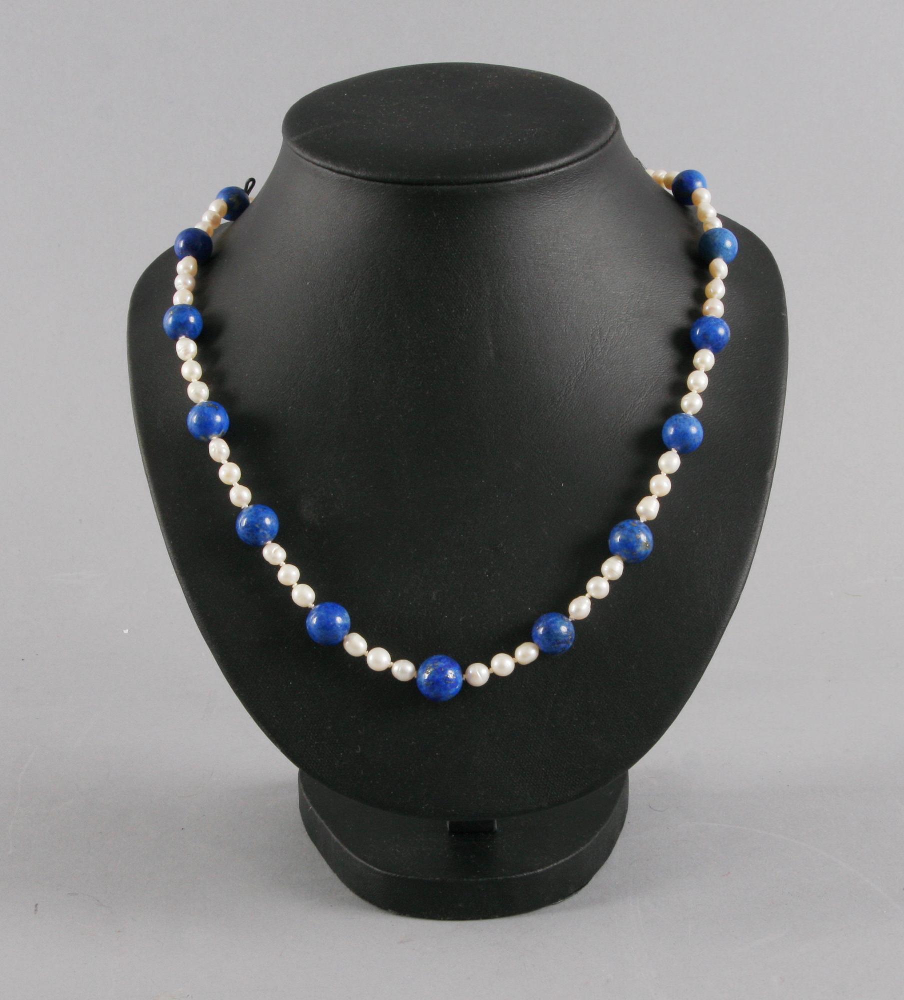 PÄRLCOLLIER, sötvattenspärlor och lapis lazuli.