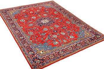 A Hamadan carpet, a. 320 x 220 cm.