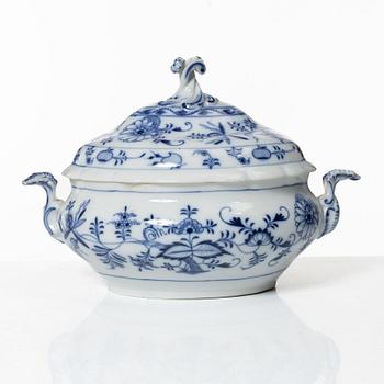 A 54-piece porcelain dinner service, 'Onion pattern/Zwiebelmuster', predominantly Meissenstadt, Tyskland.