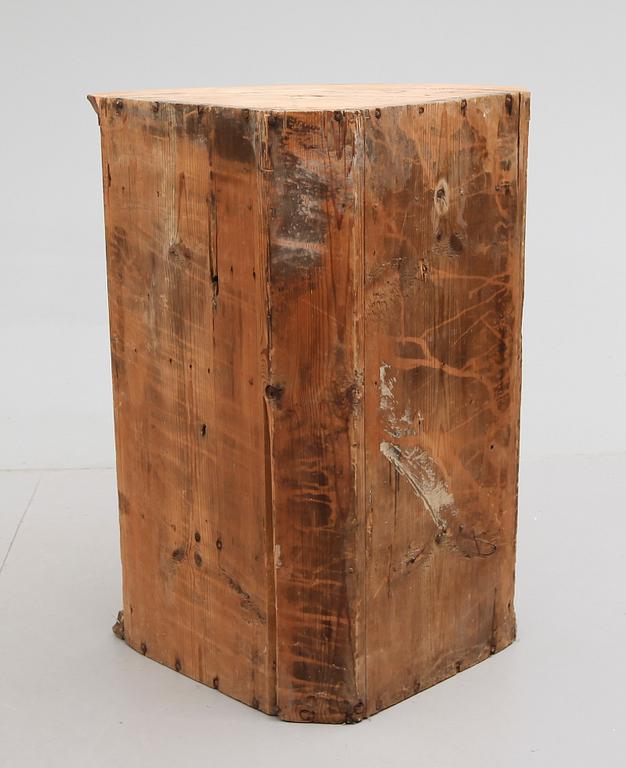 HÖRNSKÅP, allmoge, 1800-talets första hälft.