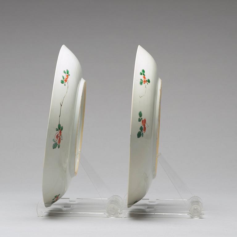 A pair of famille verte dishes, Qing dynasty, Kangxi (1662-1722).