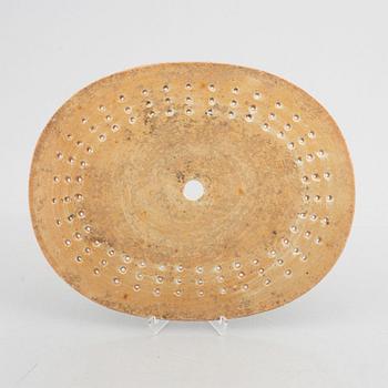 A porcelain dish strainer, Qing dynasty, Qianlong (1736-95).