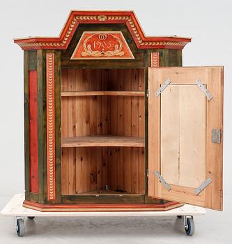 VÄGGHÖRNSKÅP, dat 1905.