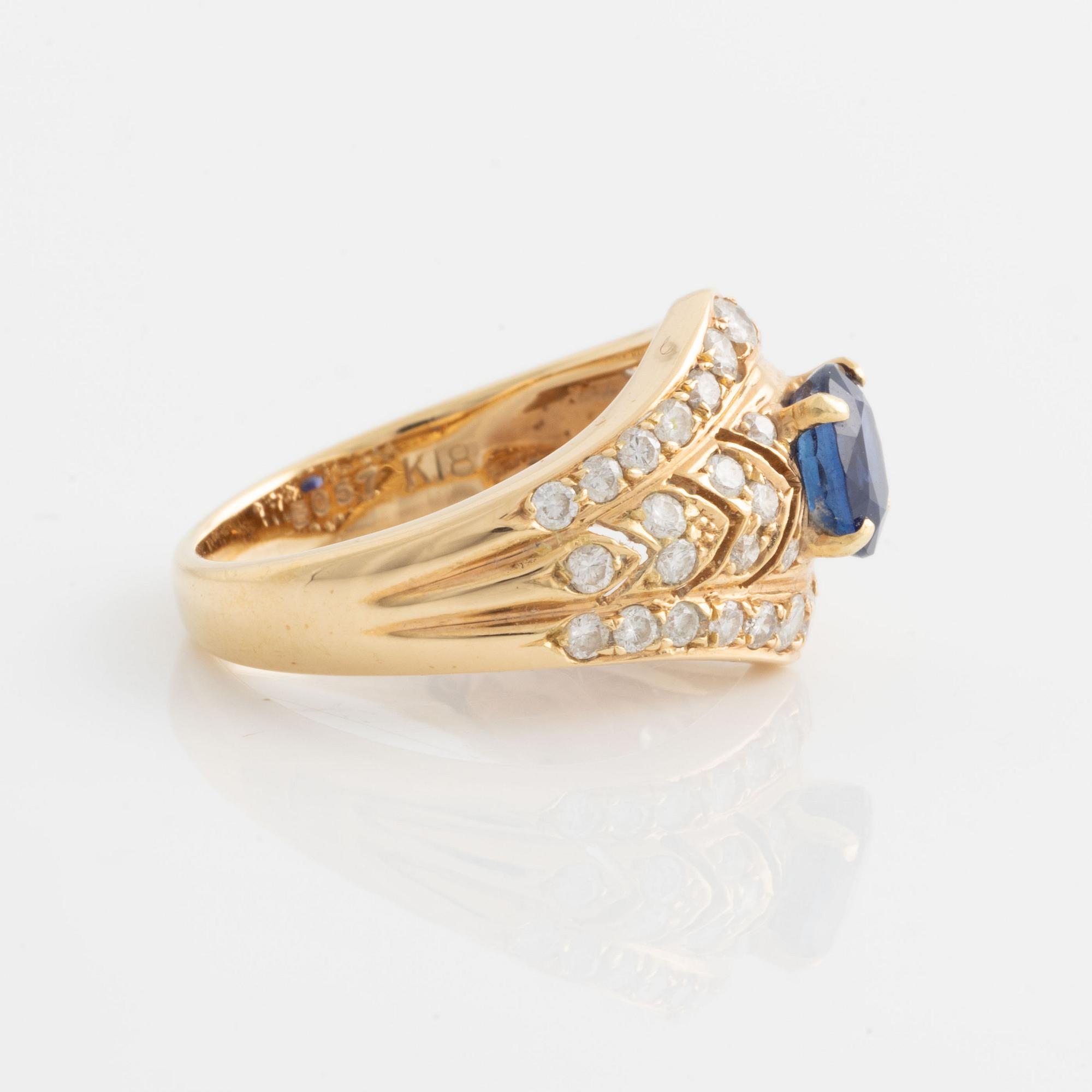 Ring with sapphire and brilliant-cut diamonds.