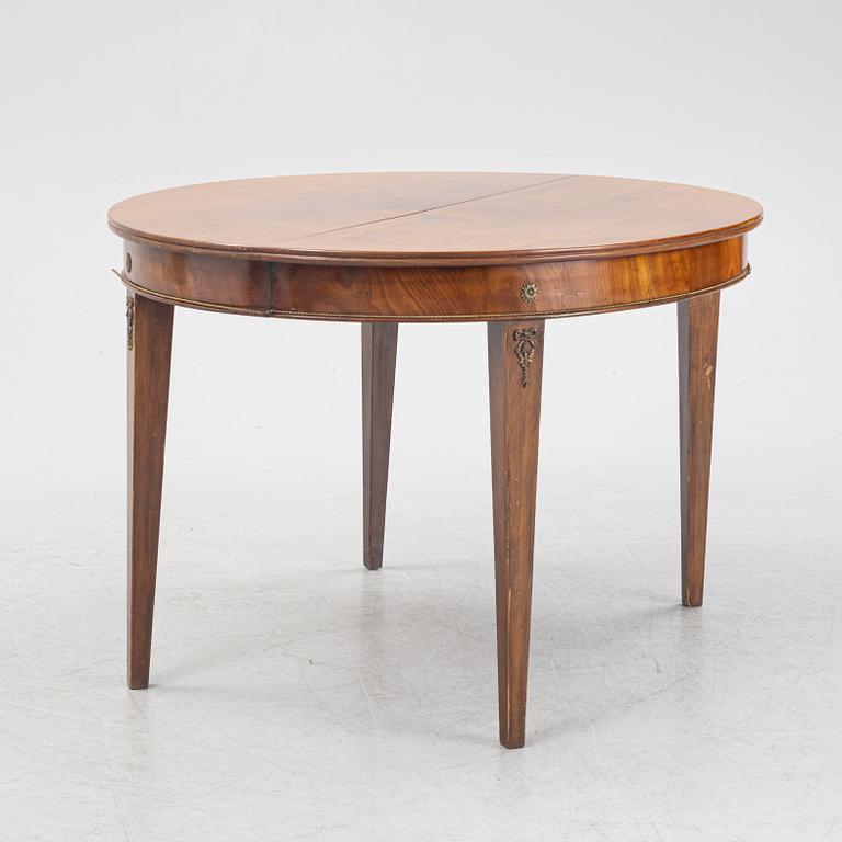 A late Gustavian dining table, 18th/19th century.