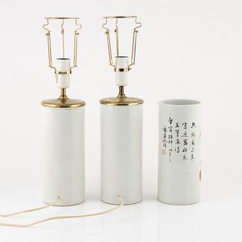 Två bordslampor samt vas, porslin, Kina, 1900-tal.