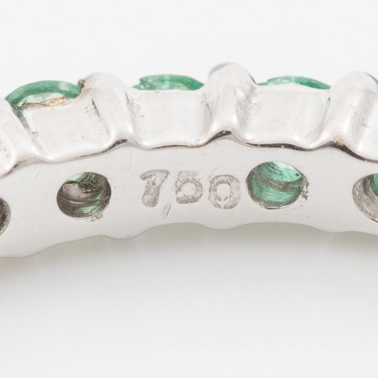 Ring in 18K white gold with brilliant-cut diamonds and emeralds.