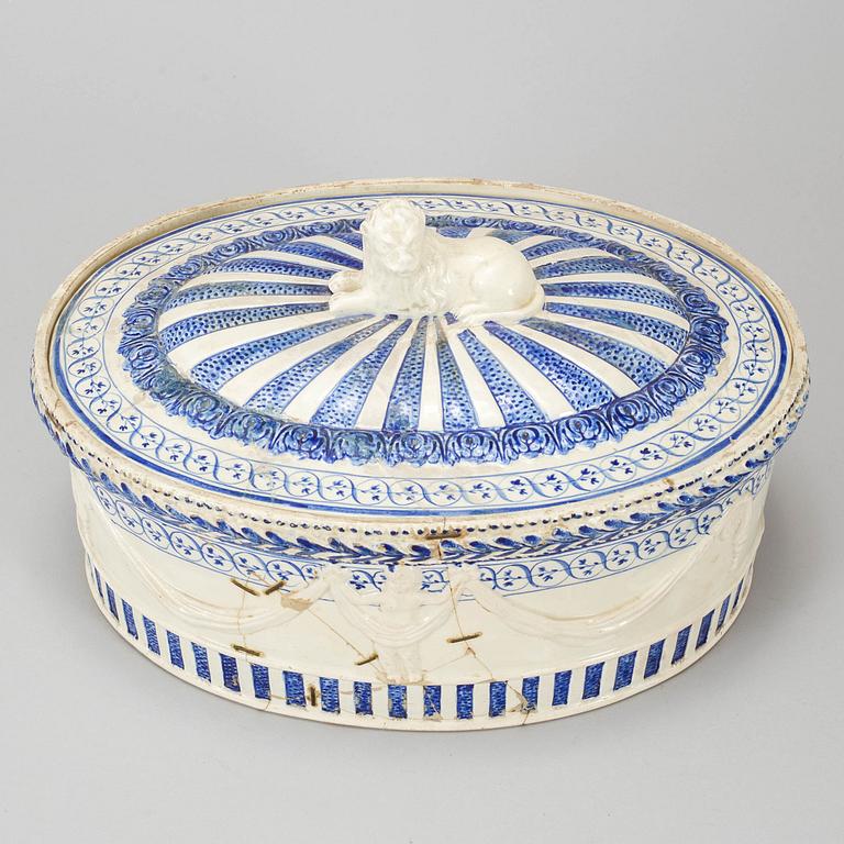 A cream weare pudding tureen with cover, presumably Rörstrand, ca 1800.