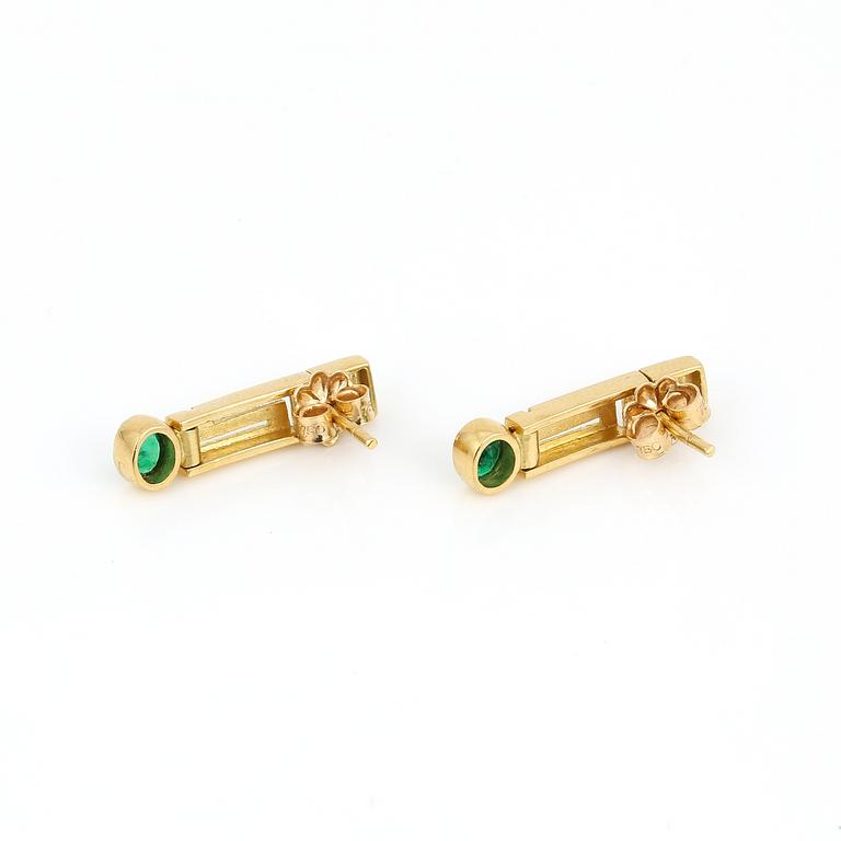 ÖRHÄNGEN, ett par, 18K guld med ovalslipade smaragder tot ca 0,35 ct och små diamanter tot ca 0,06 ct. Vikt ca 4,98 g.