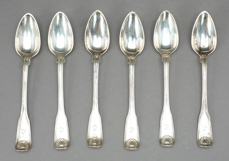 KAFFESKEDAR OCH TESKEDAR SAMT BÄGARE OCH SERVETTRING, silver, 1900-tal. Tot ca 522 gram.