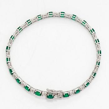 Rannekoru, 18K valkokultaa, smaragdeja ja timantteja.