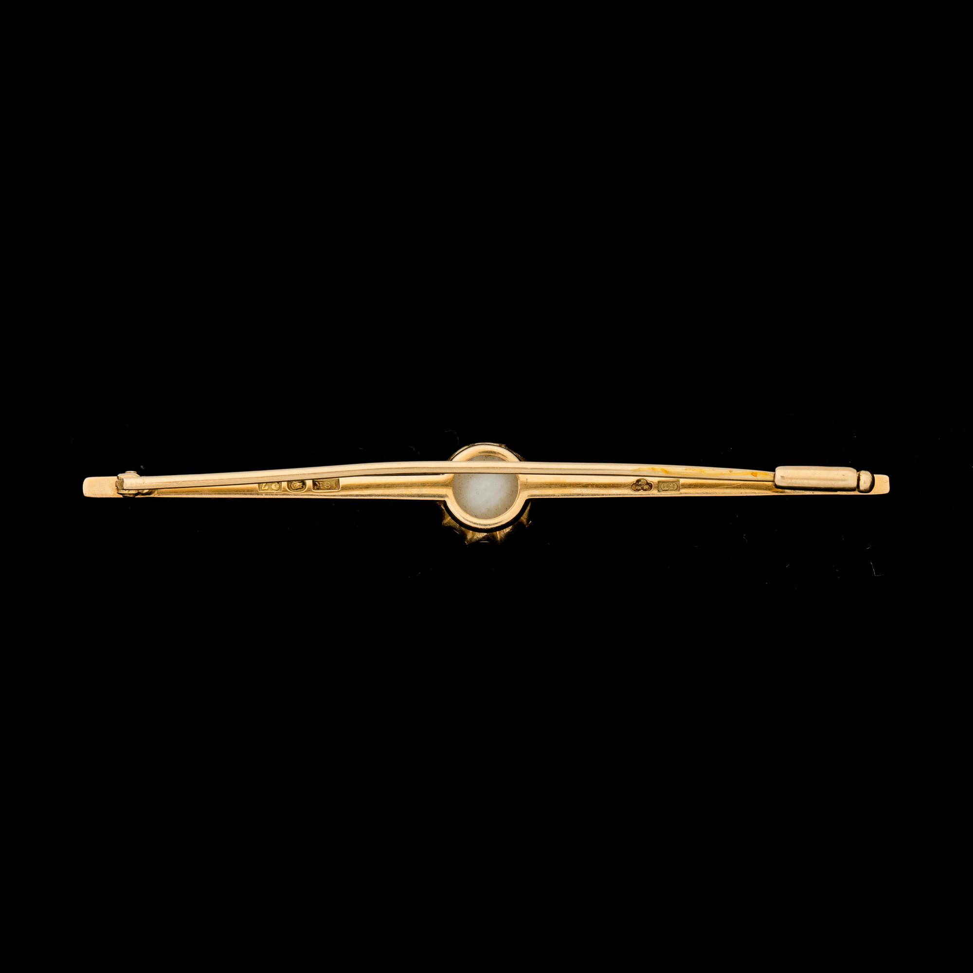 BROSCH, 18 k guld med pärla, stämplad GD, Stockholm, 1918. Vikt ca 5,5 g.