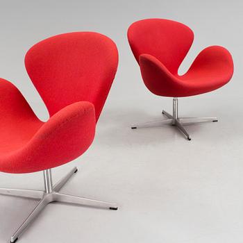 ARNE JACOBSEN, fåtöljer, ett par, "Svanen", Fritz Hansen, 1995.
