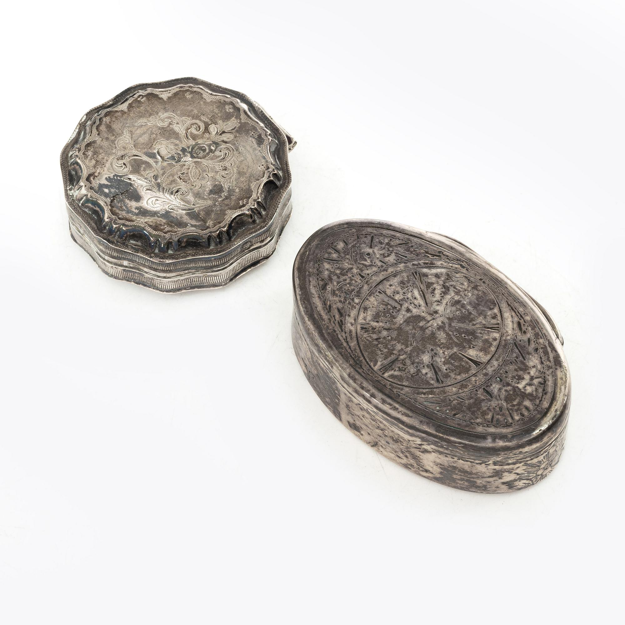 Dosor, 2 st, samt bägare och kopp, silver.