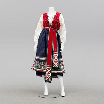 FOLKDRÄKT, 5 delar, Värend, 1900-talets andra hälft. Omkring storlek L.