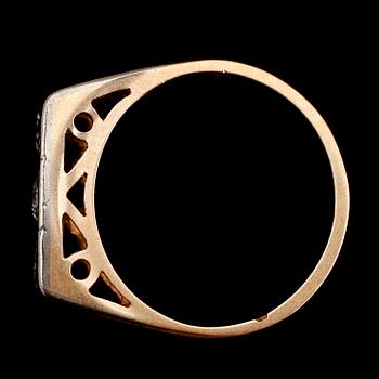 RING, 18 k vit- och rödguld, svenska stämplar 1934, med 3 briljanter totalt ca 0,75 ct. Total vikt med stenar ca 4 g.