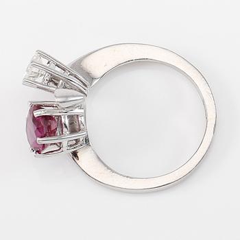 RING, 18K vitguld, rubon ca 2.00 ct, briljantslipad diamant ca 0.37 ct.